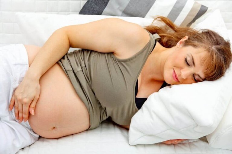 Kyljellä nukkuminen alentaa sikiön kuoleman riskiä