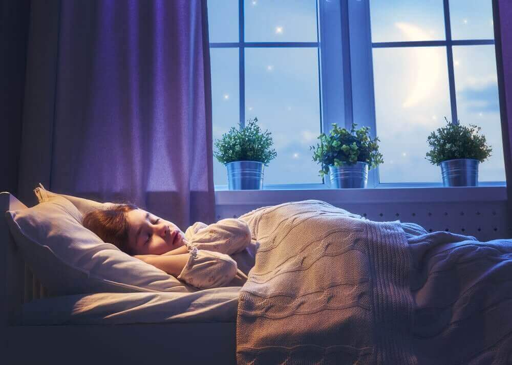 lapsi nukkuu sängyssään