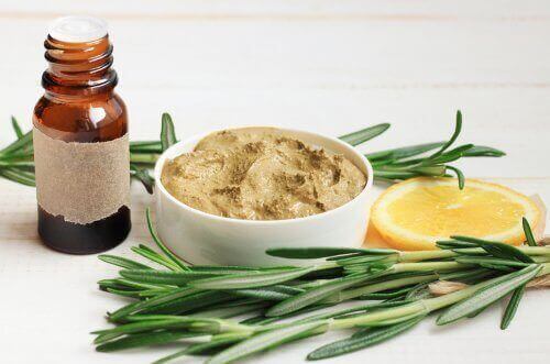 Rosmariinista valmistettava naamio virkistää kasvoja.