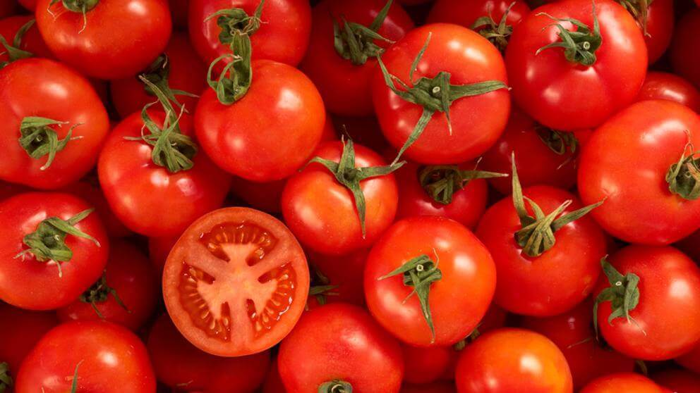 Punaiset hedelmät ja kasvikset, kuten tomaatit, auttavat parantamaan puolustuskykyä.