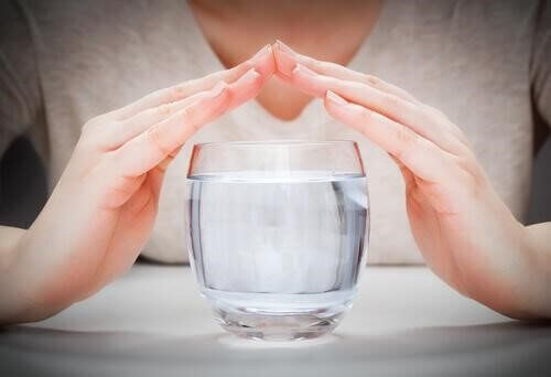 Riittävä vedenjuominen auttaa vatsarasvan poistamisessa.