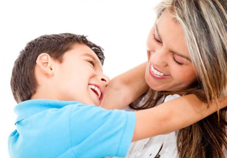 äiti ja rakastava lapsi