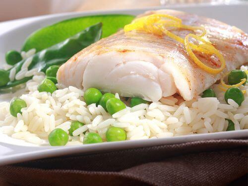 Kala ja riisi on painonpudotusta edistävä ruokayhdistelmä.