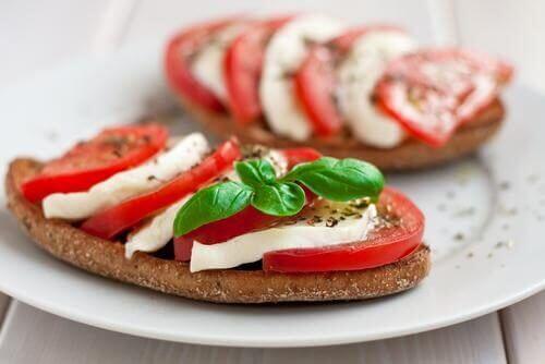 Täysjyväleipä auttaa pitämään kylläisenä pidempään.