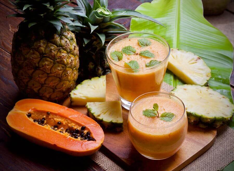 papaija-ananassmoothie on paras ratkaisu vatsan turvotukseen