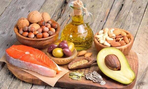 Valitse hyviä rasvoja, kuten pähkinöiden ja avokadon rasvoja.