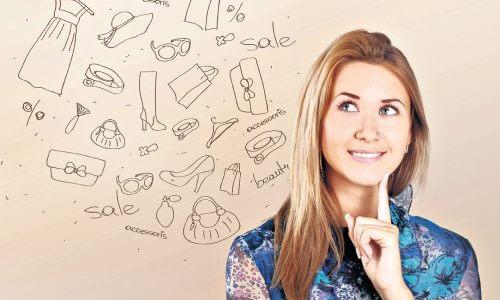 nainen miettii, mitä ostaisi