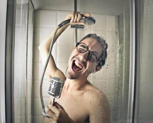 5 tavallista haitallista tottumusta suihkussa