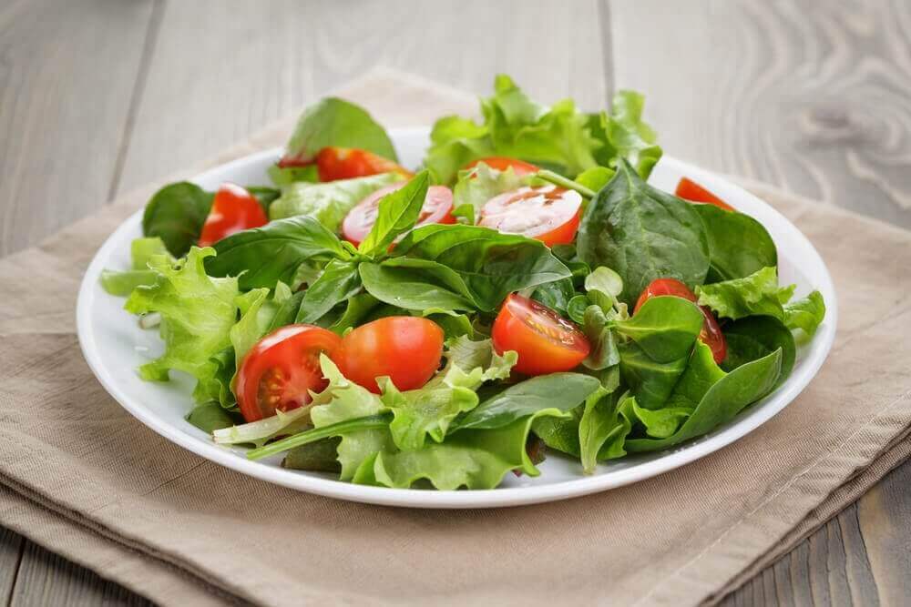Terveellinen ja herkullinen salaatti maksan puhdistuskuurin aikana.