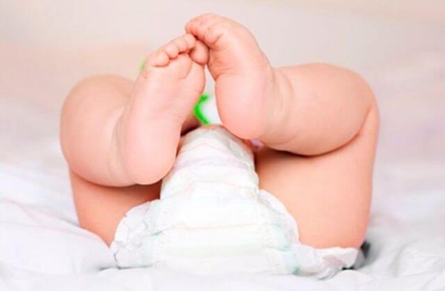 Moni vanhempi pohtii, pitäisikö vauva herättää vaipanvaihdon ajaksi.