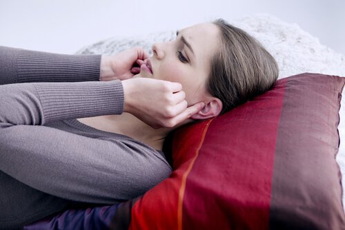 naisella vettä korvassa