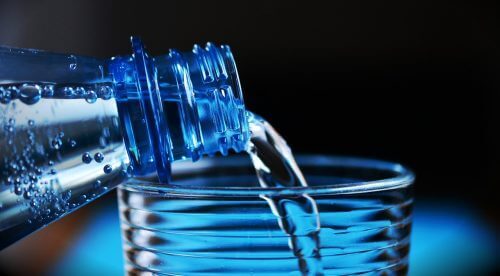4 pullotetun veden salaisuutta, joita kukaan ei halua sinun tietävän