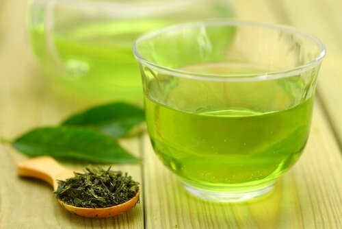 luontaishoidot allergiseen nuhaan: vihreä tee