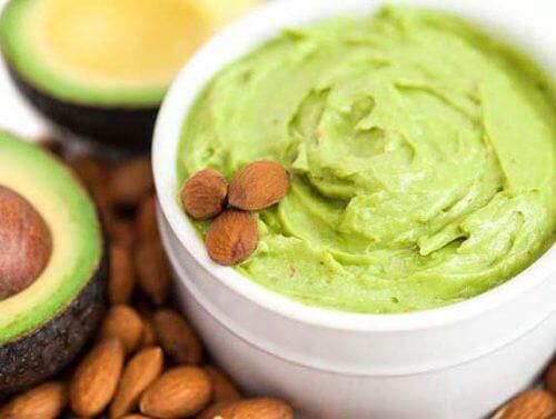 häivytä tummia silmänalusia avokadolla