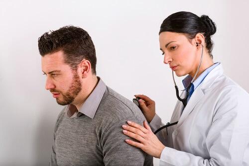 mies lääkärintarkastuksessa