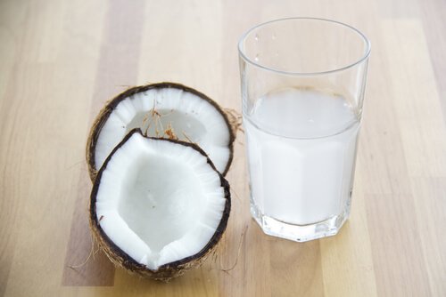 kookosvesi ja kookospähkinä