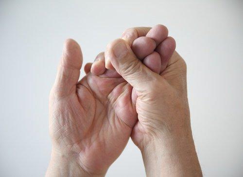 keuhkokuumeen oireet: valkoiset kädet