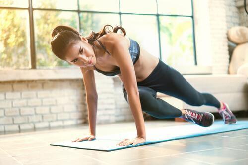 7 helppoa tapaa treenata reisiä ja sääriä kotona