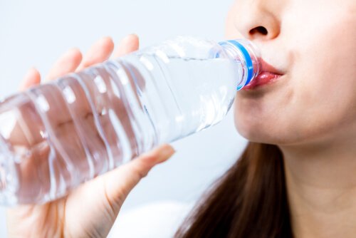 korkea ruumiinlämpö hoidetaan esimerkiksi juomalla paljon vettä