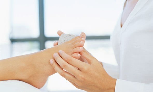 Hohkakivellä voi hoitaa känsiä