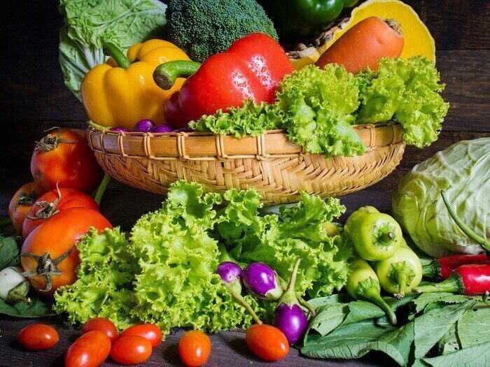 Kasviksista ja hedelmistä saa paljon vitamiineja
