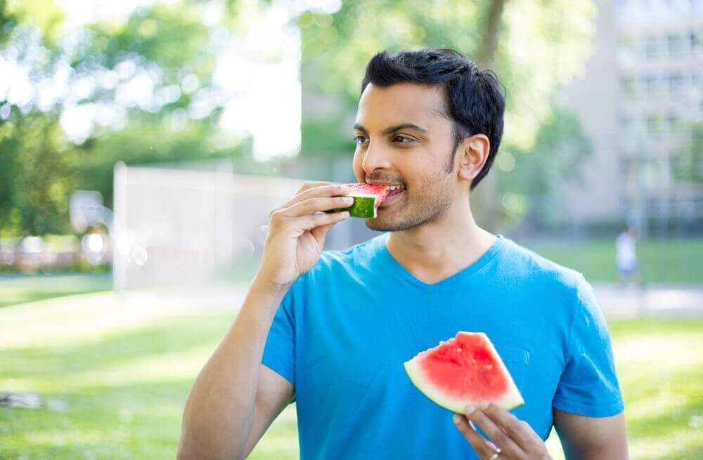 mies syö vesimelonia