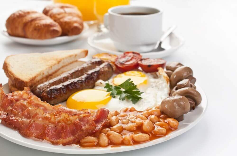 Proteiinipitoinen aamiainen helpottaa mm. painonpudotusta