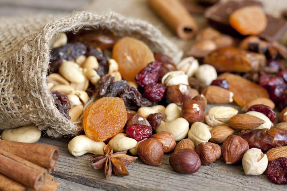 luontaishoitoja päänsärkyyn: pähkinät ja kuivatut hedelmät