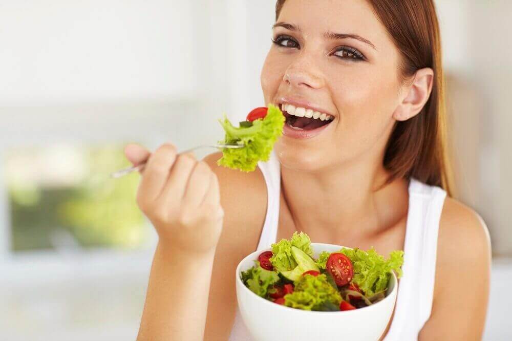 nainen syö salaattia