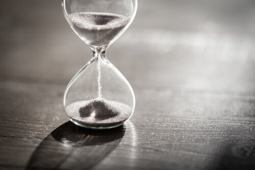 tiimalasin hiekka valuu