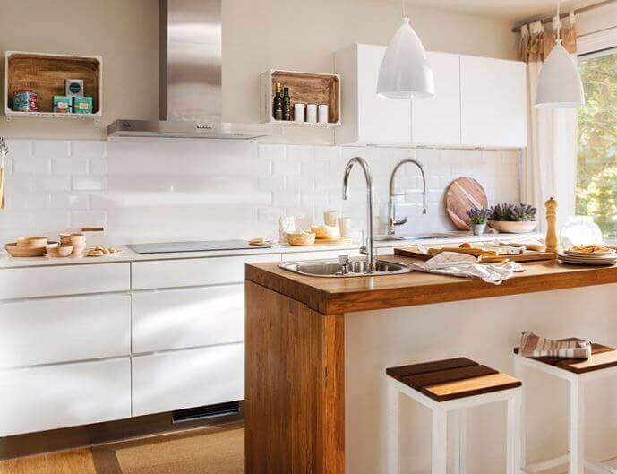 Vaaleilla väreillä on hyvä sisustaa pieni keittiö