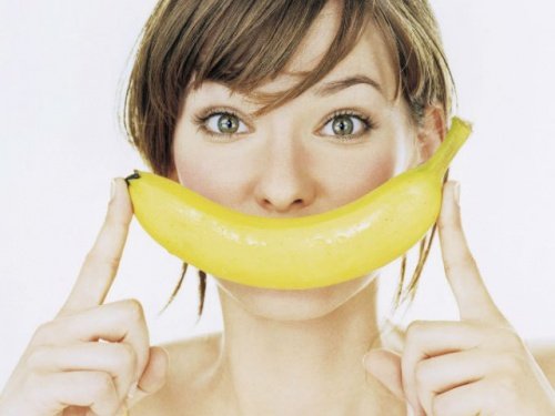nainen ja banaanihymiö