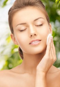 Luonnolliset kasvovedet kauniisti hehkuvalle iholle