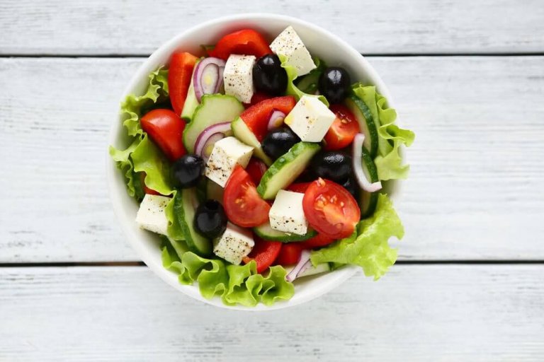Valmista perinteinen tai muunneltu kreikkalainen salaatti