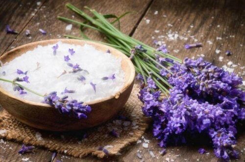 poista pahat hajut patjasta laventelin avulla