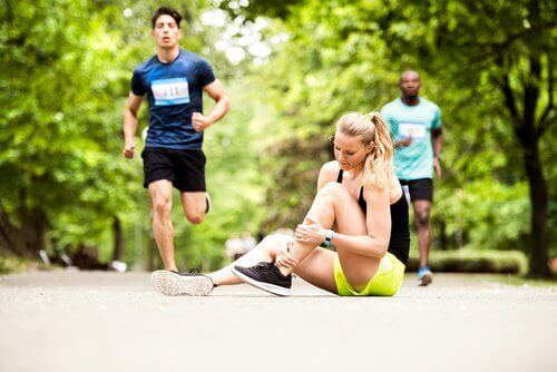 naisella nyrjähdyksen oireita kesken juoksukilpailun
