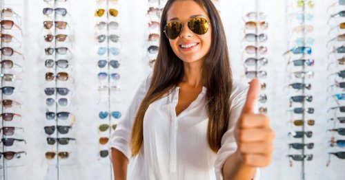 nainen ostaa hyvät aurinkolasit