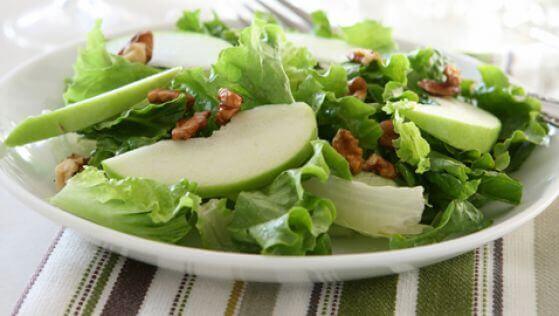 Herkullinen salaatti vihreästä omenasta ja selleristä