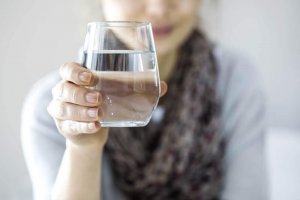 Auttaako vedenjuonti laihtumaan? Myytit ja totuudet