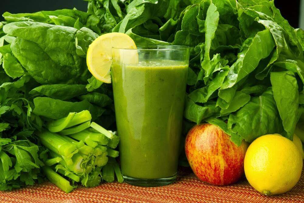 Detox-juoma pinaatista, porkkanasta ja sitruunasta poistaa myrkkyjä