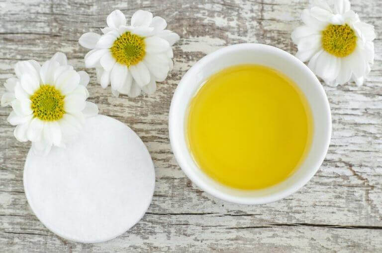 Öljy tekee hiuksista kiiltävät, kosteutetut ja ravitut