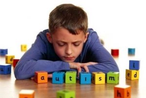 Yleisimpiä merkkejä autismista lapsilla