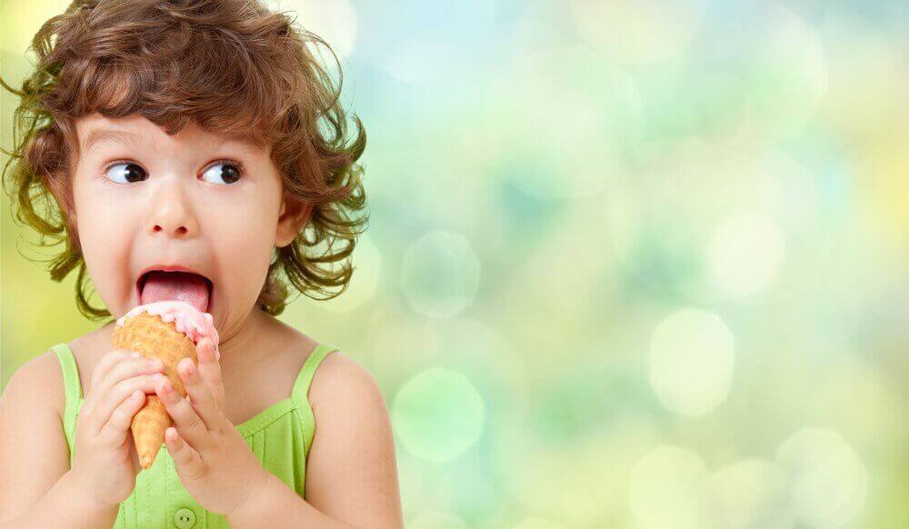 lapsi syö jäätelöä