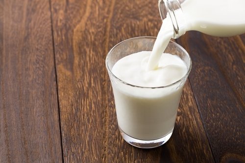 Maito auttaa häivyttämään tummia renkaita silmien alta