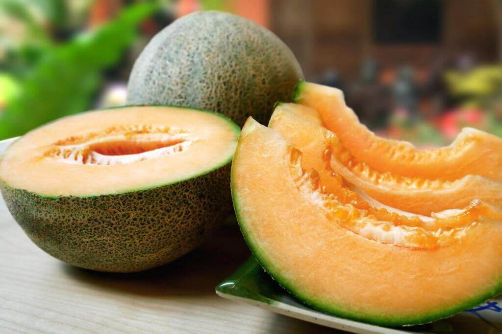 Meloni hoitaa tummia silmänalusia