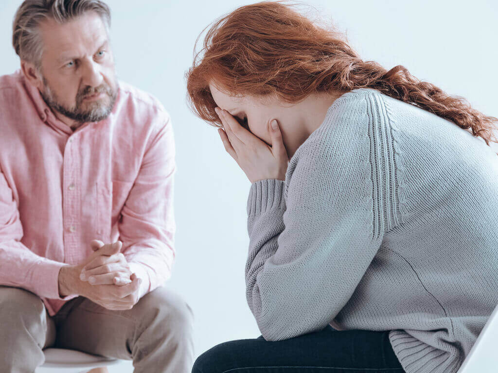 nainen päättää käydä psykologilla