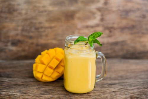 Oranssi smoothie mangosta ja papaijasta