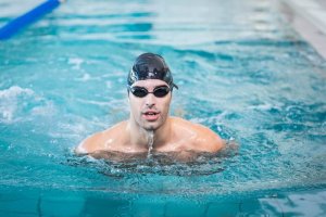 Näin opettelet uimaan altaassa