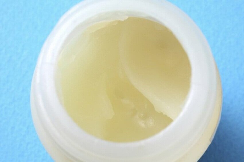 paksut kulmakarvat vaseliinilla