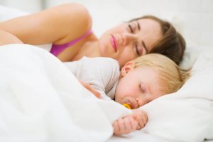 Kuinka opettaa vauva nukkumaan läpi yön